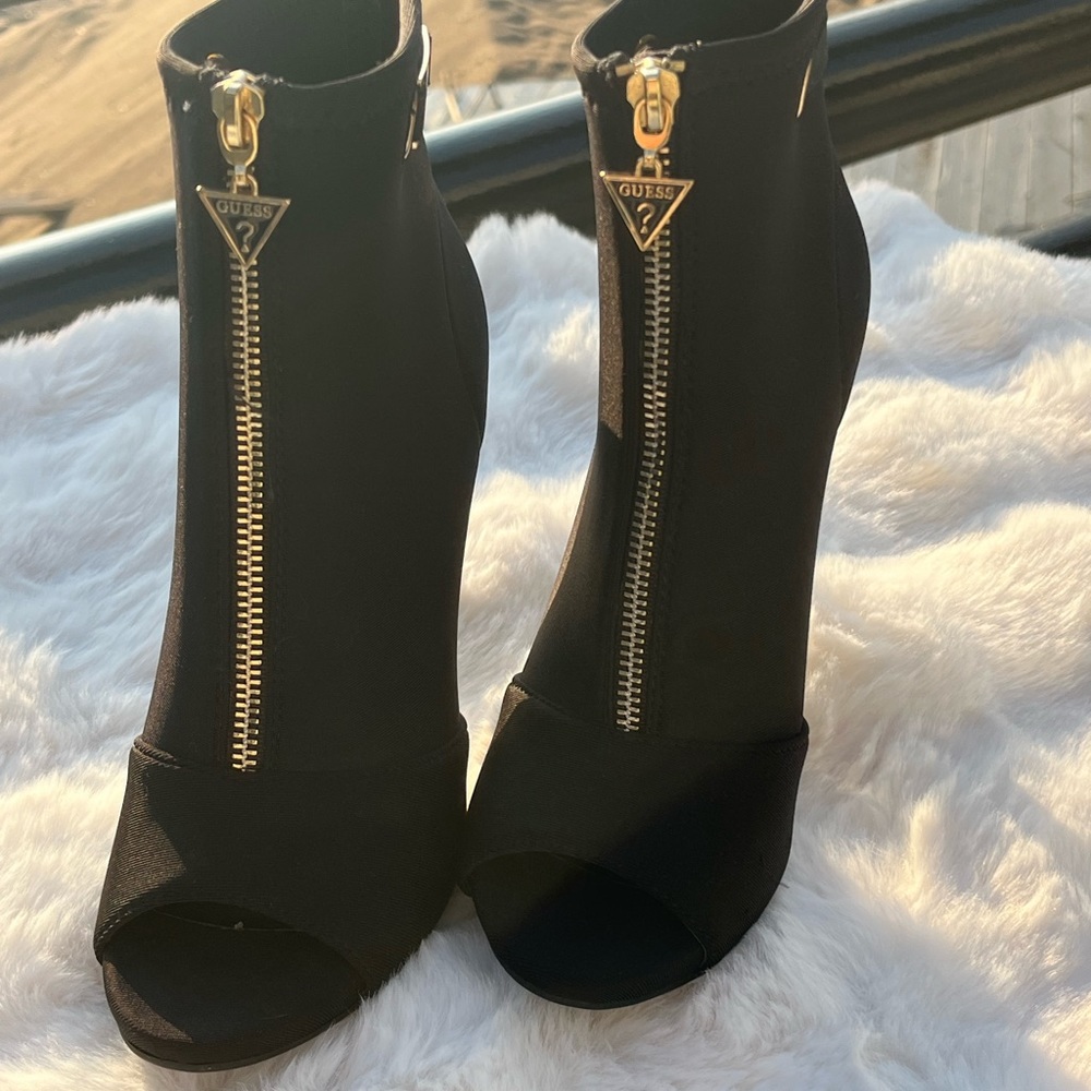 GUESS booties✨